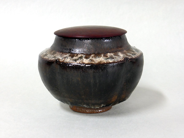 今古窯輪花茶器　蓋-紅木紫檀　Konko-Gama Rinka Chaki- futa-Koukishitan / Concord Kiln Lobed Tea Container with Red Rosewood lid　利茶土ミルグリム