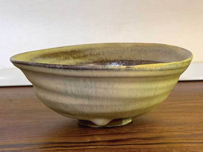 豆殻灰釉平茶碗　利茶土ミルグリム 作